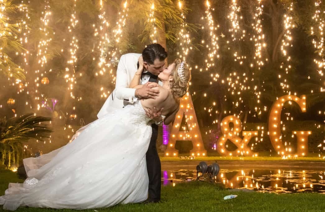 Pareja de novios en Jardín de Eventos Ramayana con iluminación cálida