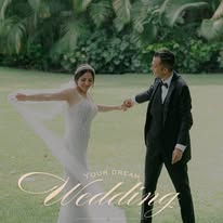 Novios bailando en el jardín